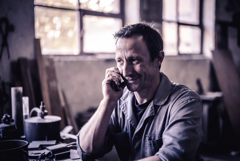 Un artisan répond au téléphone dans son atelier